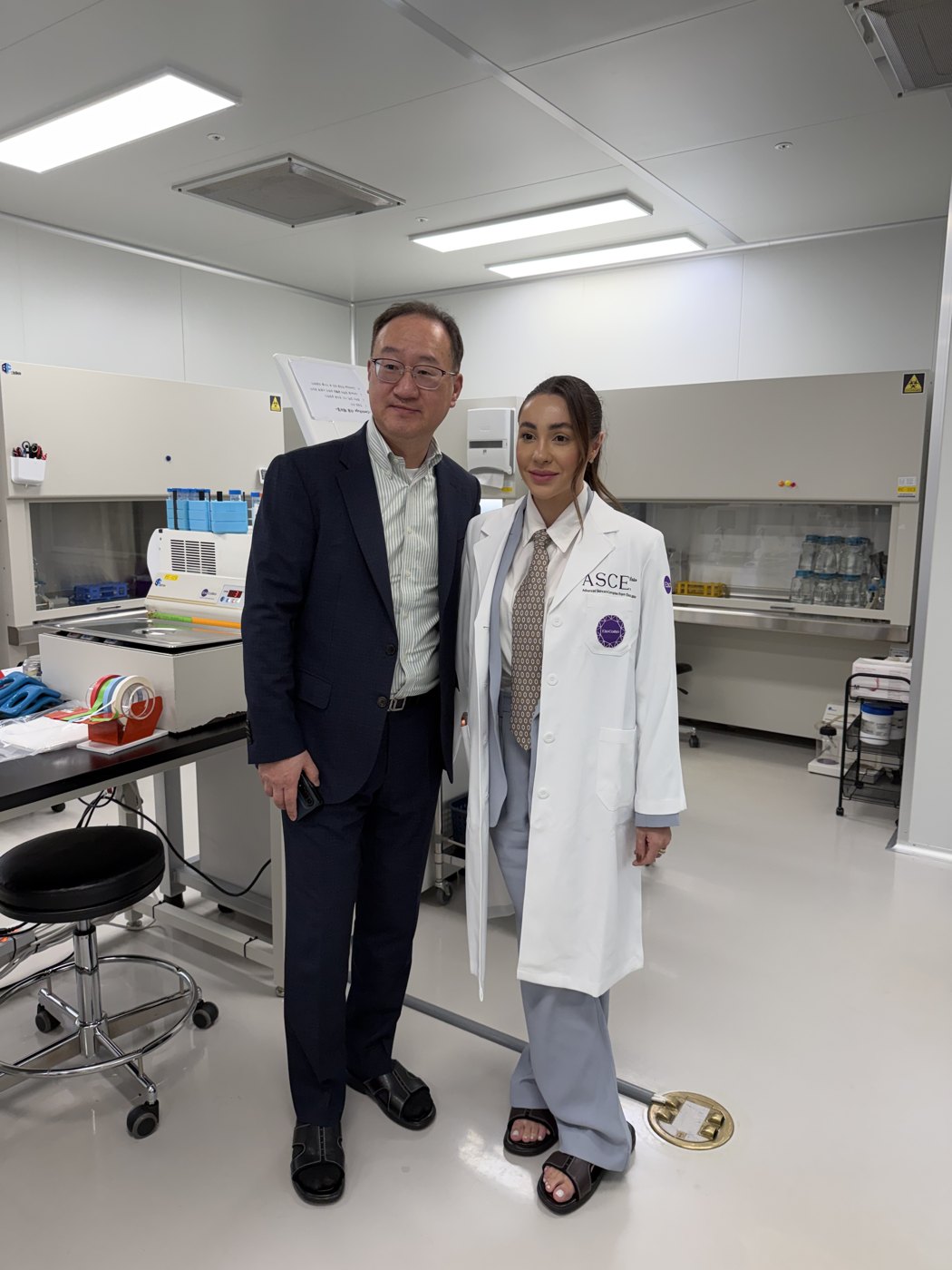 Brenda Terra Zimmer de jaleco na fábrica de exossomos na Coreia do Sul